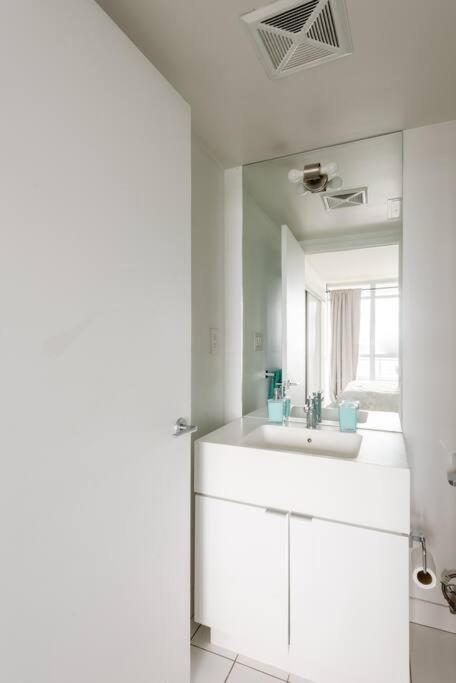 Stylish Downtown Lakeview Condo - One Free Parking Toronto Extérieur photo