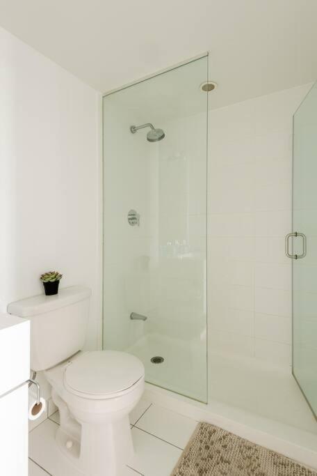 Stylish Downtown Lakeview Condo - One Free Parking Toronto Extérieur photo