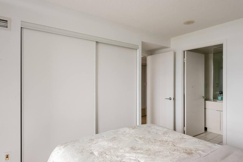Stylish Downtown Lakeview Condo - One Free Parking Toronto Extérieur photo