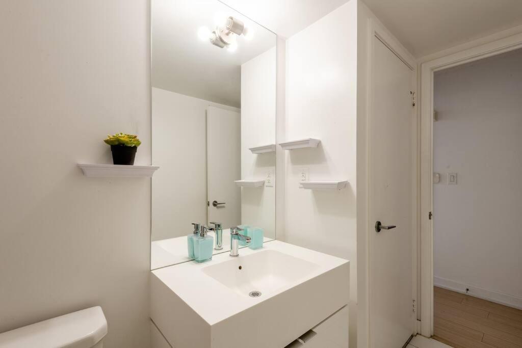 Stylish Downtown Lakeview Condo - One Free Parking Toronto Extérieur photo