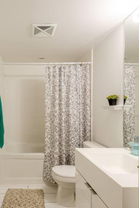 Stylish Downtown Lakeview Condo - One Free Parking Toronto Extérieur photo