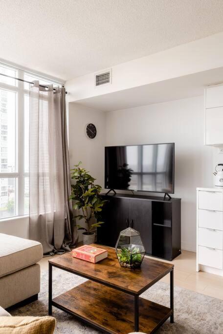 Stylish Downtown Lakeview Condo - One Free Parking Toronto Extérieur photo