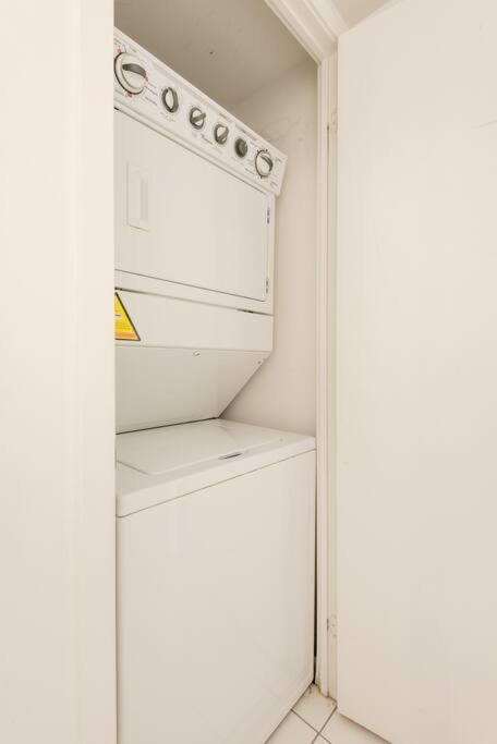Stylish Downtown Lakeview Condo - One Free Parking Toronto Extérieur photo