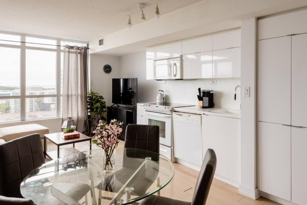 Stylish Downtown Lakeview Condo - One Free Parking Toronto Extérieur photo