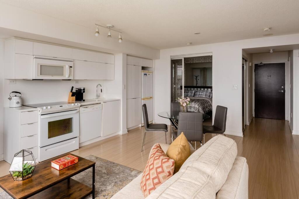 Stylish Downtown Lakeview Condo - One Free Parking Toronto Extérieur photo