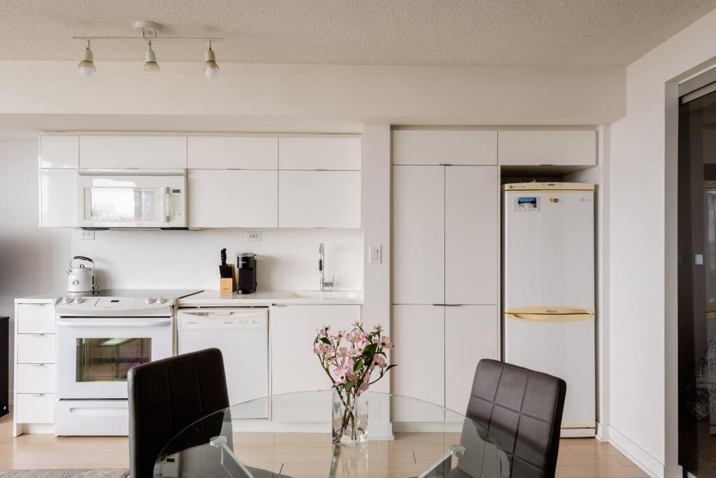 Stylish Downtown Lakeview Condo - One Free Parking Toronto Extérieur photo