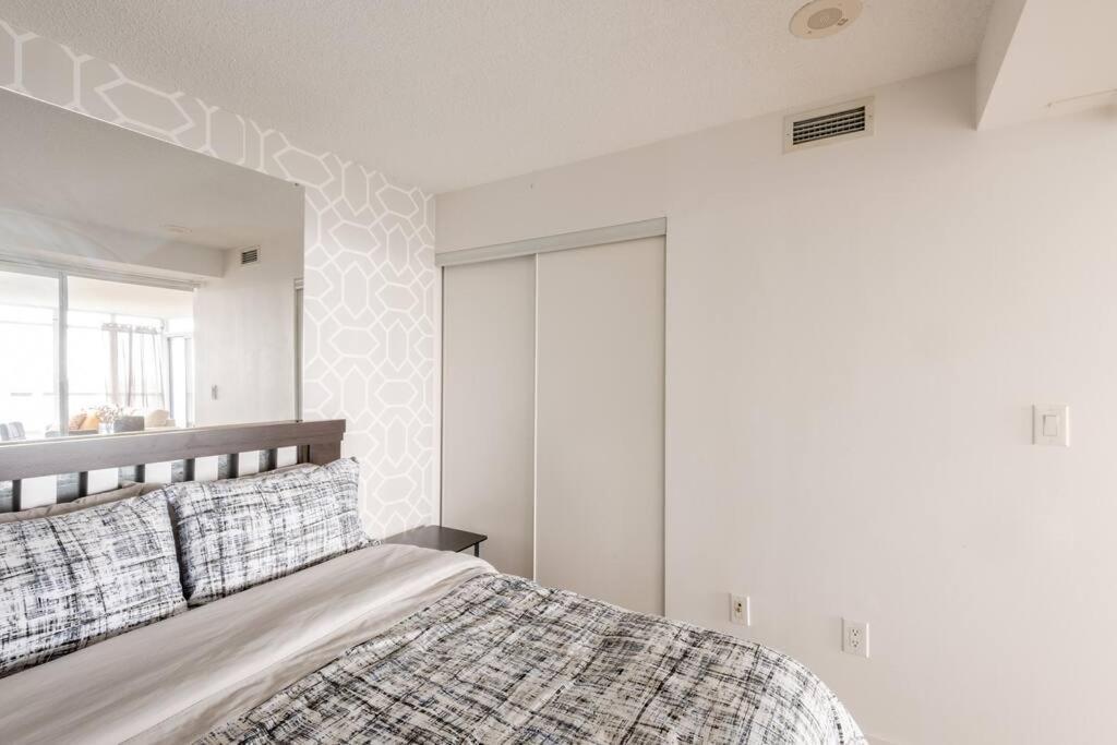 Stylish Downtown Lakeview Condo - One Free Parking Toronto Extérieur photo