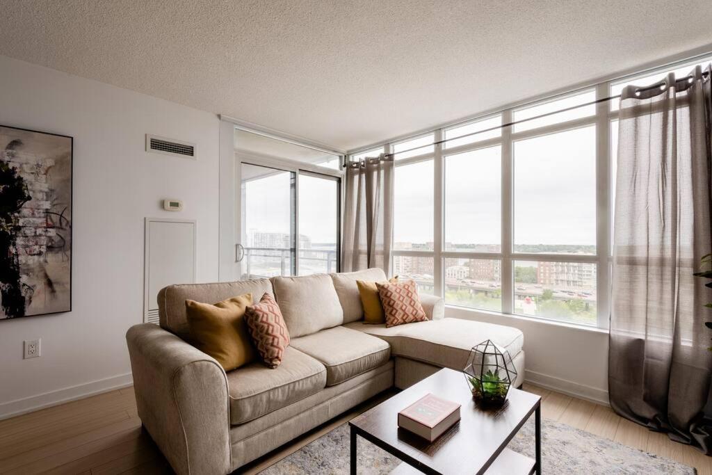 Stylish Downtown Lakeview Condo - One Free Parking Toronto Extérieur photo