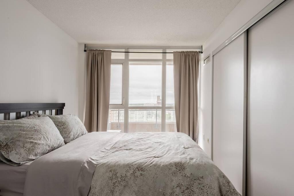 Stylish Downtown Lakeview Condo - One Free Parking Toronto Extérieur photo