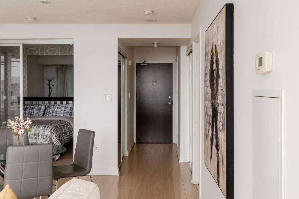 Stylish Downtown Lakeview Condo - One Free Parking Toronto Extérieur photo