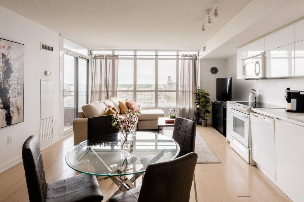 Stylish Downtown Lakeview Condo - One Free Parking Toronto Extérieur photo