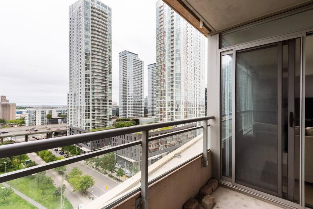 Stylish Downtown Lakeview Condo - One Free Parking Toronto Extérieur photo
