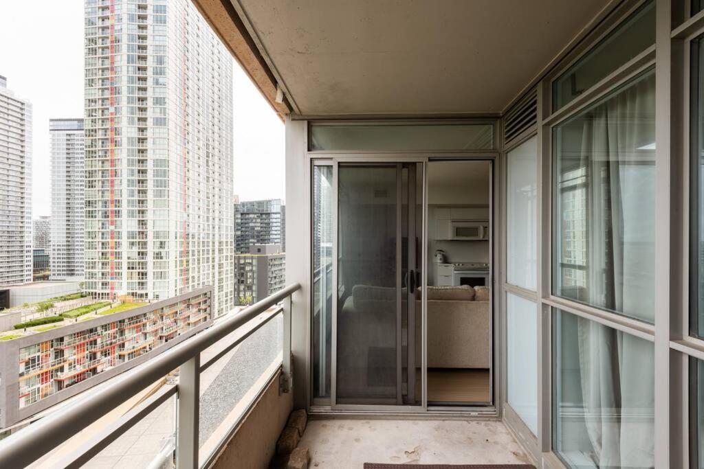 Stylish Downtown Lakeview Condo - One Free Parking Toronto Extérieur photo