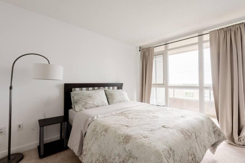 Stylish Downtown Lakeview Condo - One Free Parking Toronto Extérieur photo
