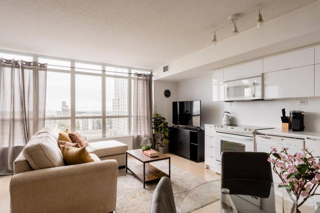 Stylish Downtown Lakeview Condo - One Free Parking Toronto Extérieur photo