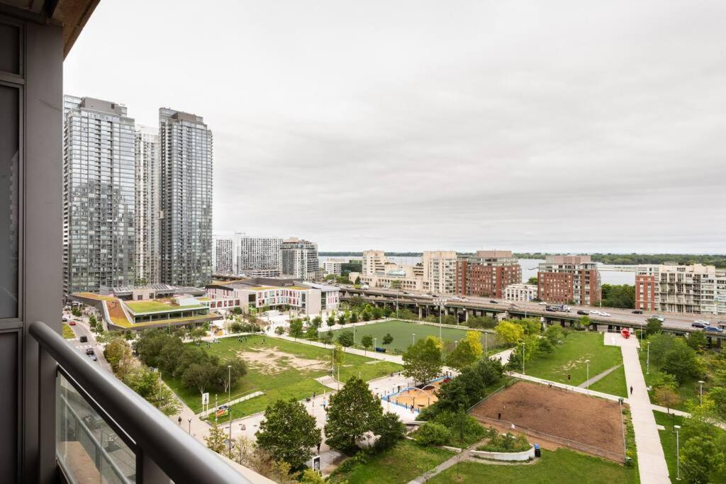 Stylish Downtown Lakeview Condo - One Free Parking Toronto Extérieur photo